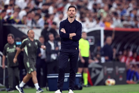 Xabi Alonso chính thức dẫn dắt Chelsea cùng bộ sậu chiến lược từ Bayer Leverkusen