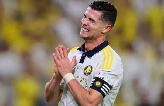 Cristiano Ronaldo bật khóc khi cùng Al Nassr vô địch Saudi Pro League ở tuổi 41