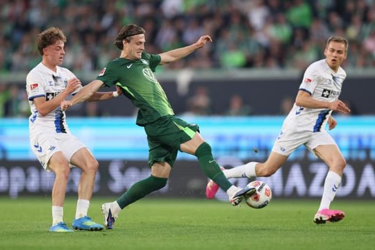Dennis Seimen rực sáng giúp Paderborn cầm hòa Wolfsburg tại Play-off Bundesliga