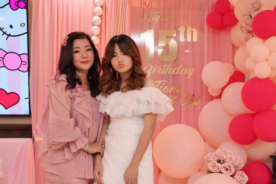 Con gái danh hài Thúy Nga rạng rỡ ở tuổi 15