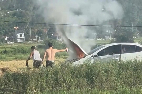 Ô tô bốc cháy khi đi qua khu vực phơi rơm rạ