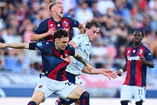 Inter Milan lội ngược dòng hòa kịch tính Bologna 3-3 trong ngày hạ màn Serie A
