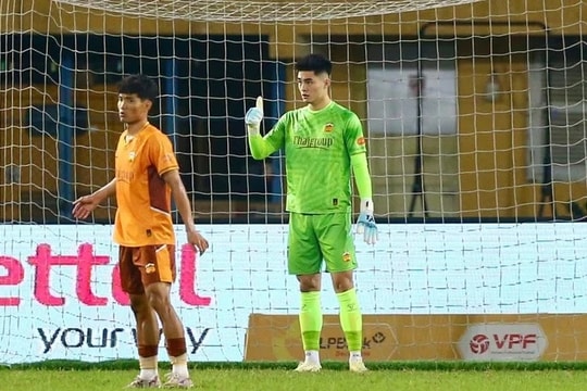 "Người nhện" Trần Trung Kiên cứu rỗi HAGL trong cuộc đua trụ hạng nghẹt thở