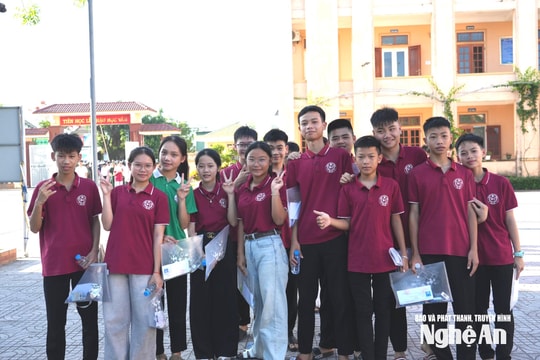 Những hình ảnh về buổi thi đầu tiên tại điểm thi vào lớp 10 "nóng" nhất Nghệ An
