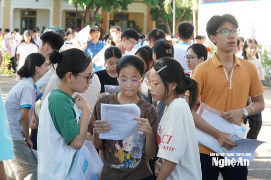 Kết thúc ngày thi đầu tiên trong nắng nóng gay gắt
