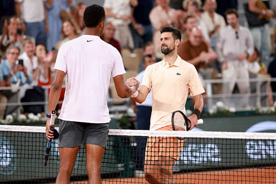 Djokovic hạ gã khổng lồ 2m03, phá kỷ lục vĩ đại nhất của Federer tại Roland Garros