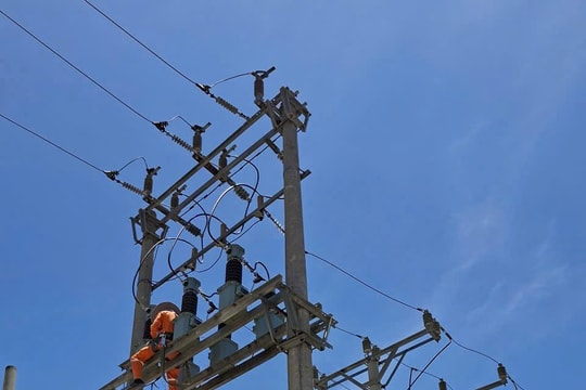 Nhu cầu điện tăng kỷ lục, Điện lực Nghệ An căng mình giữ dòng điện ổn định
