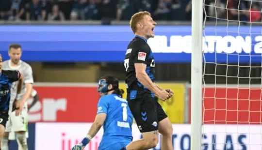 Paderborn thăng hạng Bundesliga: Kịch bản điên rồ và nỗi đau của Wolfsburg