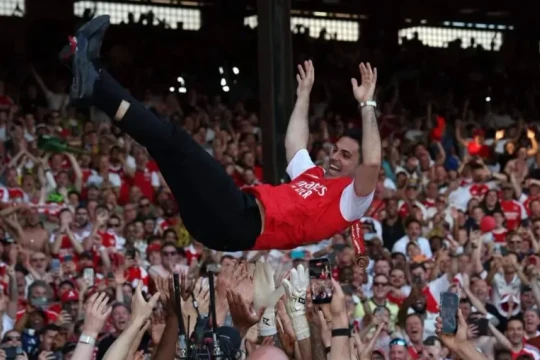 Arsenal lập kỷ lục doanh thu gần 200 triệu bảng sau chức vô địch Ngoại hạng Anh