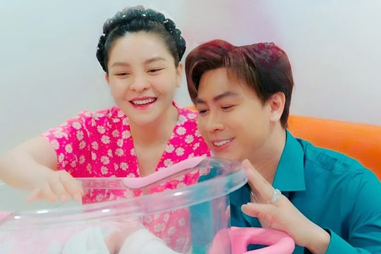 Ca sĩ Hồ Việt Trung đón con gái thứ hai cùng bạn gái Saka Trương Tuyền
