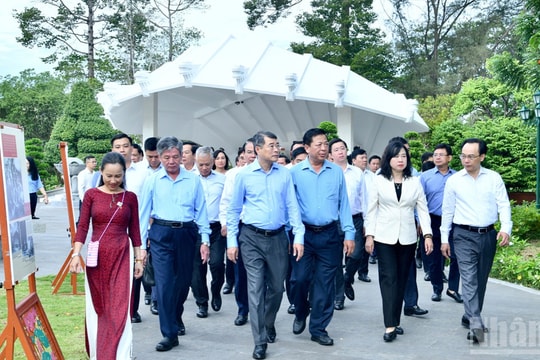 Thủ tướng Lê Minh Hưng dâng hương, viếng mộ Cụ Phó bảng Nguyễn Sinh Sắc