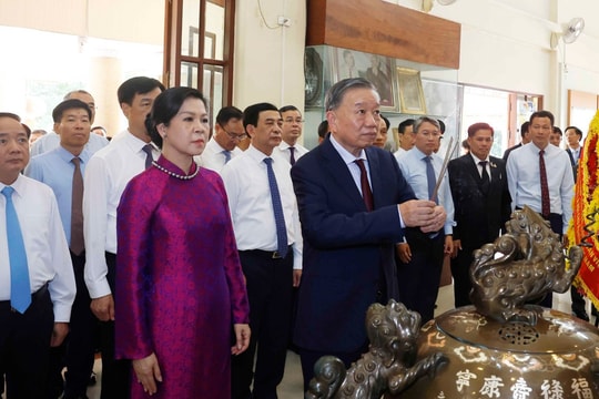 Tổng Bí thư, Chủ tịch nước Tô Lâm dâng hương tưởng nhớ Chủ tịch Hồ Chí Minh tại Thái Lan