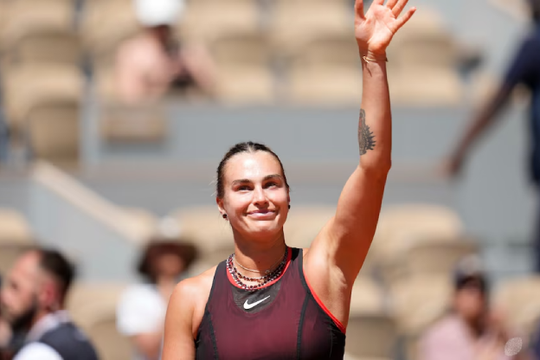 Sabalenka gây sốt với bộ trang sức 2,7 tỷ đồng tại ngày khai màn Roland Garros 2026