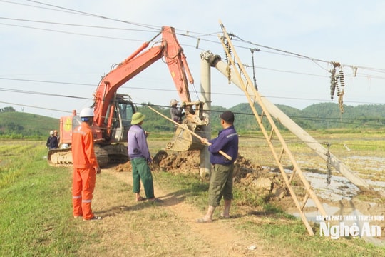 Gió lốc mưa lớn gây thiệt hại tại Anh Sơn Đông