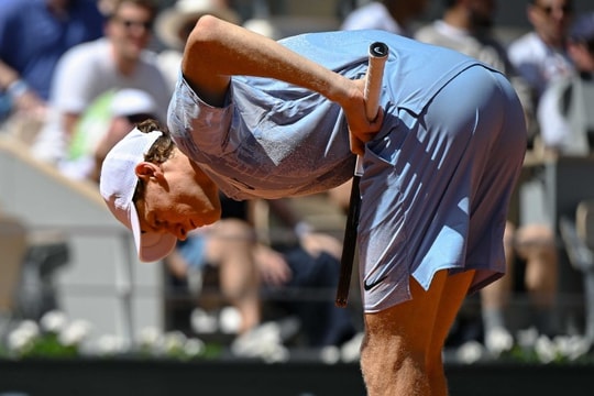Jannik Sinner rời Roland Garros: Sự sụp đổ của người máy và nỗi lo sức khỏe