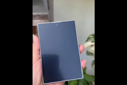 Cận cảnh mô hình Galaxy Z Fold8 Wide: Bước đột phá với thiết kế màn hình siêu rộng