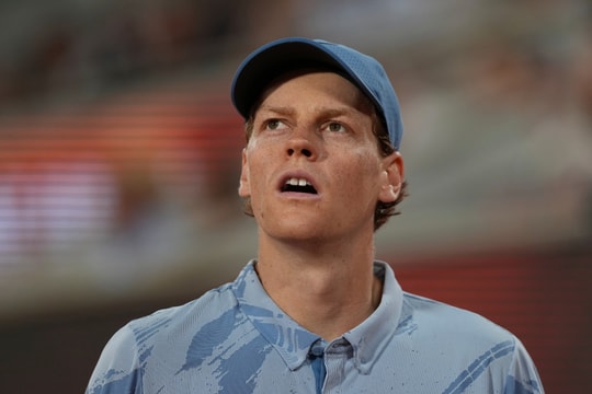 Sinner gục ngã tại Roland Garros: Thua ngược Cerundolo sau khi dẫn trước 2-0