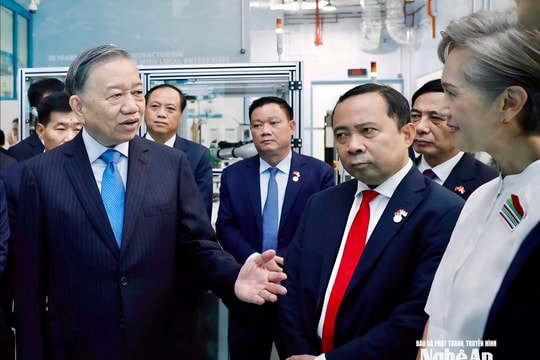 Tổng Bí thư, Chủ tịch nước Tô Lâm thăm nhà máy và trung tâm thử nghiệm tàu điện ngầm Singapore