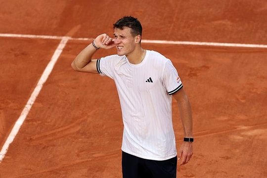 Jakub Mensik lội ngược dòng chấn động loại Alex De Minaur tại vòng 3 Roland Garros