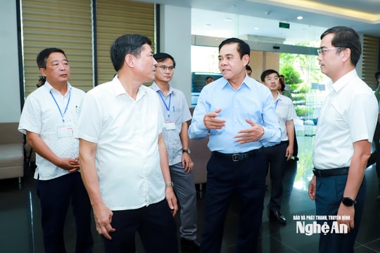 Chủ tịch UBND tỉnh Nghệ An Võ Trọng Hải kiểm tra công tác chấm thi tuyển sinh lớp 10 và tuyển sinh vào Trường THPT chuyên Phan Bội Châu