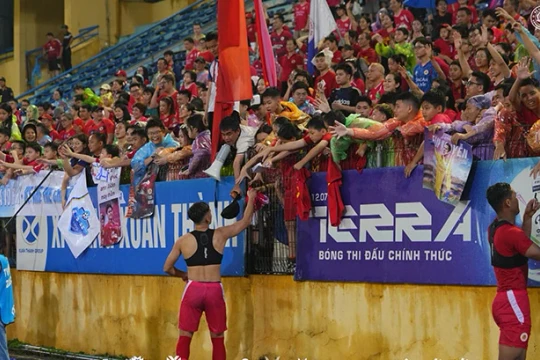 CAHN tặng vé miễn phí và quà khủng trong ngày nhận cúp V-League