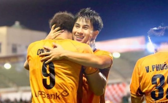 Trần Gia Bảo rực sáng giúp HAGL lội ngược dòng trước Hà Nội FC để trụ hạng