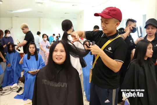Bệnh viện Ung bướu Nghệ An lan tỏa yêu thương từ chương trình 'Trạm tóc ước mơ'