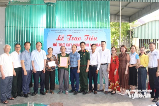 Trao tiền hỗ trợ xây nhà tình nghĩa tại xã Quỳnh Lưu