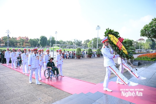 Đoàn đại biểu người có công tiêu biểu tỉnh Nghệ An dâng hoa, viếng Bác tại Lăng Chủ tịch Hồ Chí Minh