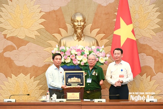 Phó Chủ tịch Quốc hội gặp mặt người có công tiêu biểu tỉnh Nghệ An