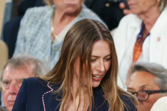 Maria Sharapova và David Beckham khuấy đảo khán đài Roland Garros 2026 với diện mạo mới