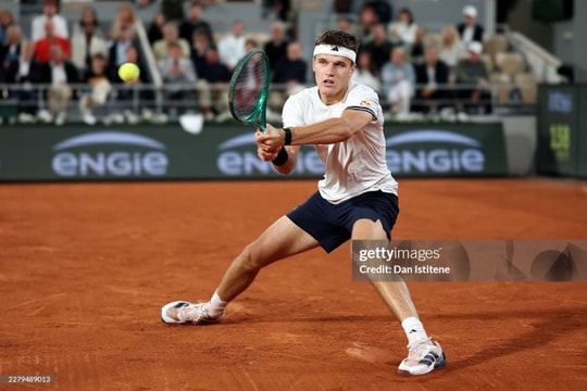 Jakub Mensik hạ gục Joao Fonseca: Bản lĩnh thép tại tứ kết Roland Garros