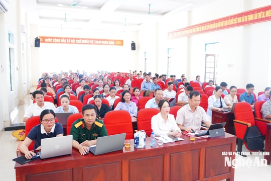 Cử tri xã Đông Thành kiến nghị sớm có giải pháp đầu tư, nâng cấp hệ thống nước sạch trên địa bàn