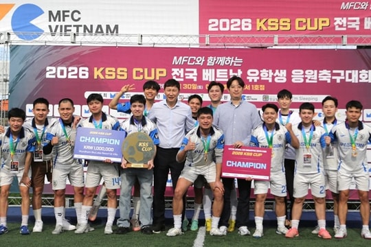 HLV Kim Sang-sik dự khán và trao giải tại Cúp bóng đá mang tên mình tại Busan
