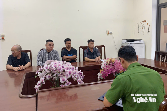 Tạm giữ nhóm đối tượng liên quan vụ gây rối tại cửa hàng tạp hóa ở phường Trường Vinh