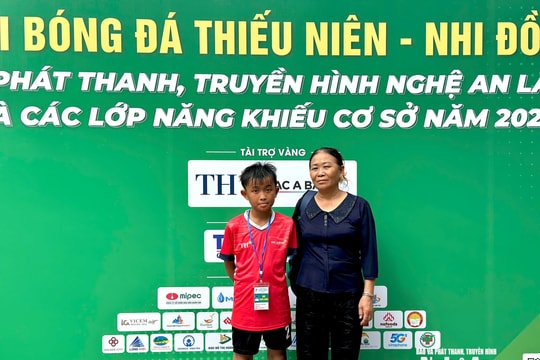 Bên lề sân cỏ: Sau lưng bà là khung thành của cháu