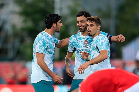 Bruno Fernandes lập siêu phẩm, Bồ Đào Nha thắng Chile 2-1 trong trận cầu bạo lực