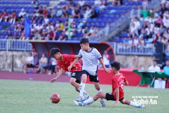 Sân Thiếu niên chiều 8/6: xã Đức Châu và xã Đông Hiếu giành chiến thắng đậm, rộng cửa vào tứ kết