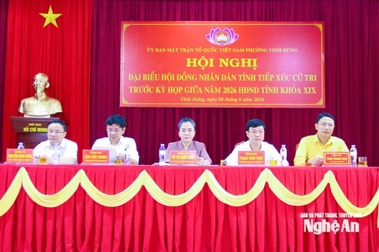Đồng chí Võ Thị Minh Sinh tiếp xúc cử tri tại phường Vinh Hưng