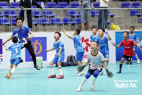 Nhi đồng Cửa Lò giành vé vào vòng 1/16; Quỳnh Thắng và Qùy Châu có chiến thắng đầu tiên