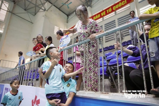 Bên lề sân cỏ: Thắng mới được đi siêu thị, thua thì đi về luôn!