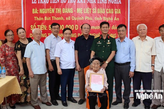 Trao tiền hỗ trợ xây dựng nhà tình nghĩa cho thân nhân liệt sĩ tại xã Quỳnh Phú, phường Hoàng Mai