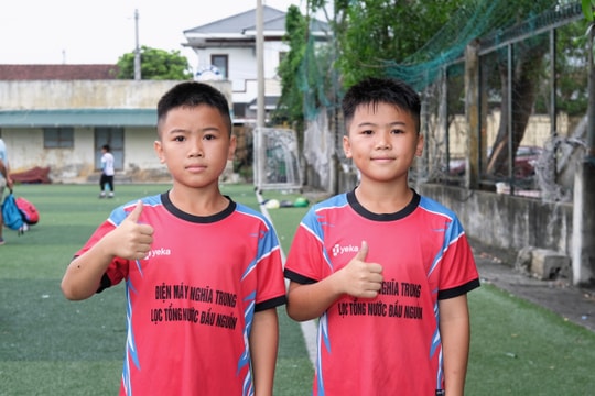 Bên lề sân cỏ: "Bố ơi con muốn vào lò Sông Lam'