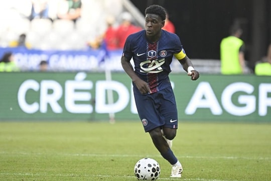 Arsenal áp dụng công thức Saliba nhằm chiêu mộ thủ quân trẻ của PSG