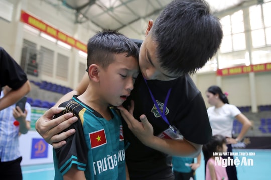 Những giọt nước mắt trên sân cỏ