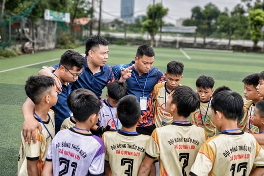 Bên lề sân cỏ: 2 học trò đặc biệt của thầy Phong