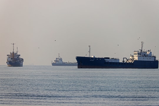 Iran phong tỏa hoàn toàn Eo biển Hormuz sau làn sóng không kích mới của Mỹ