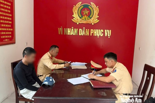 Nam thanh niên buông cả hai tay, đánh võng trên Quốc lộ 1A ở Nghệ An bị xử phạt