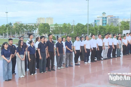 Đoàn đại biểu Công ty Cổ phần Tập đoàn Hoa Sen dâng hoa tưởng niệm Chủ tịch Hồ Chí Minh