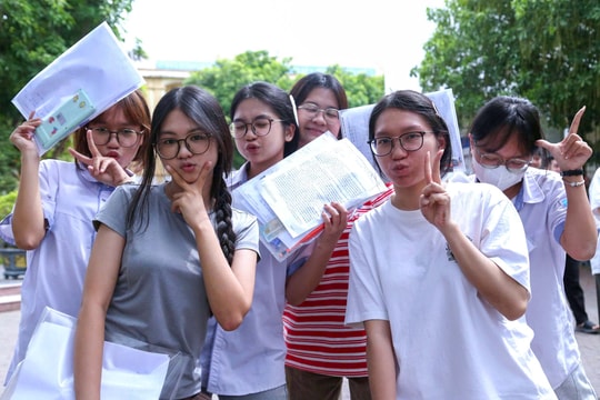 Nụ cười rạng rỡ của sĩ tử Nghệ An sau buổi thi cuối cùng